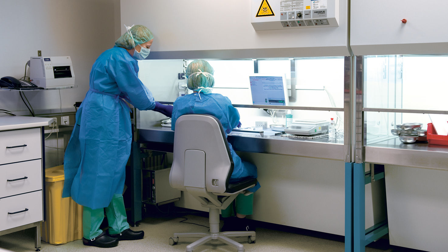 Sygeplejersker, der arbejder med laminær luftstrøm