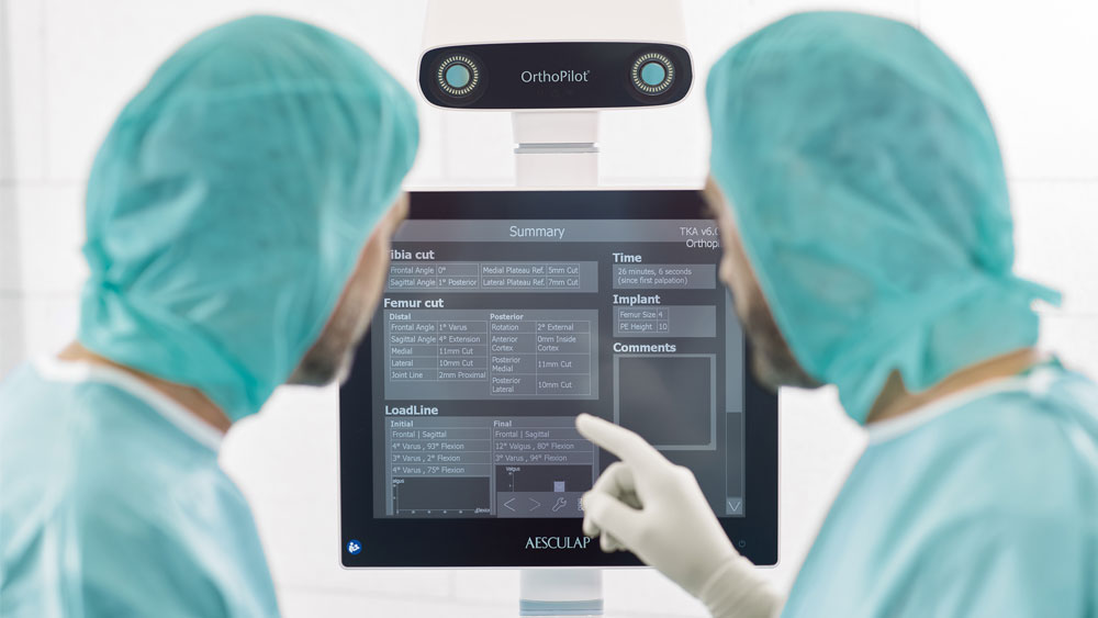 Kirurger arbejder med OrthoPilot® Elite navigationssystem