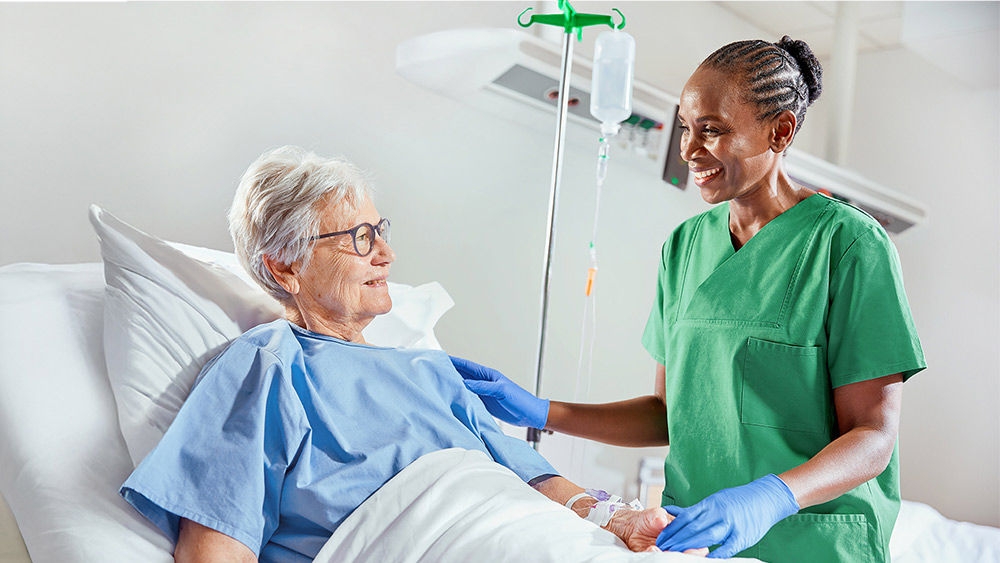 Sundhedspersonale assisterer en patient under intravenøs behandling