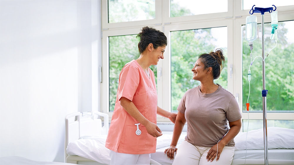 Sygeplejerske og patient med en Intrafix safeset flush.