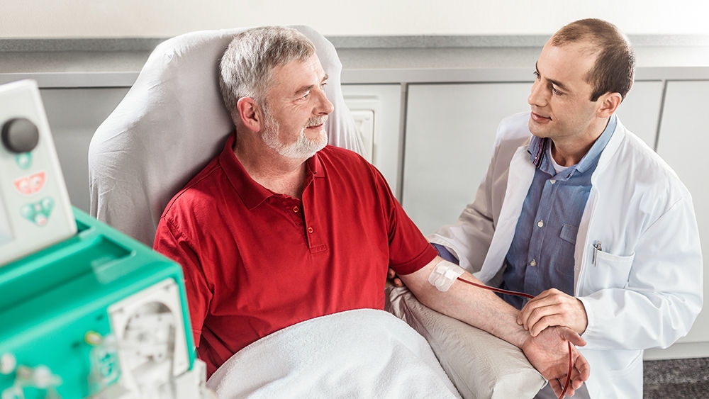 Patient med læge får aferesebehandling