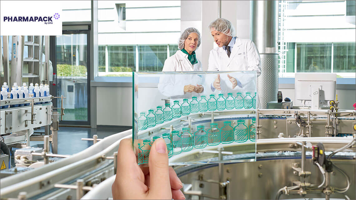 To produktionsmedarbejdere i laboratoriefrakker diskuterer