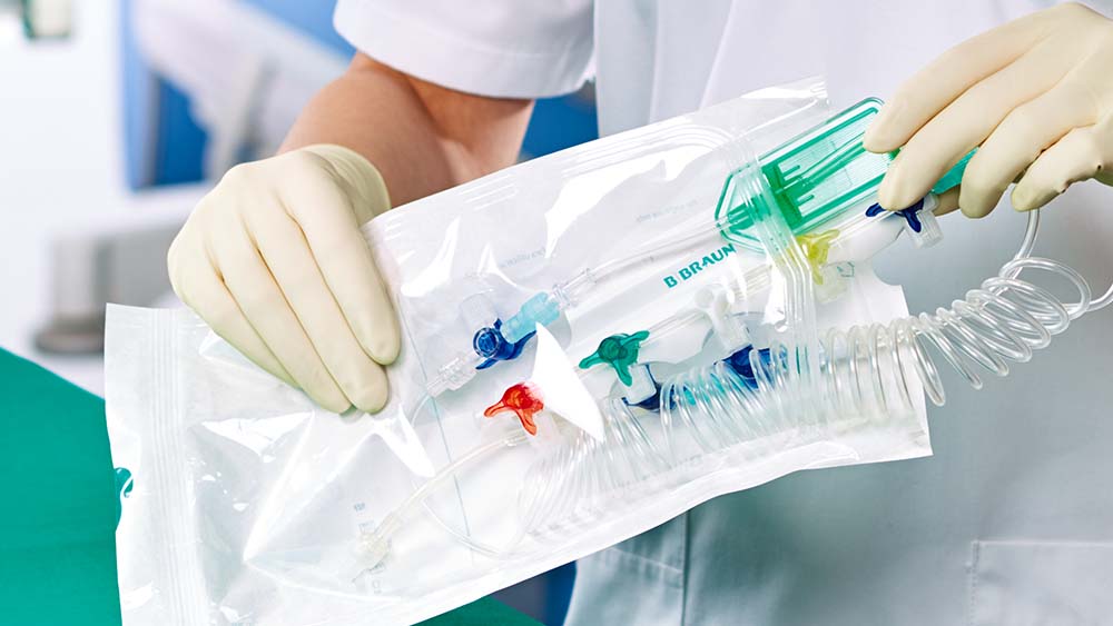 Sundhedspersonale tager et forudindstillet medicinsk instrument fra B. Braun ud af de sterile poser.