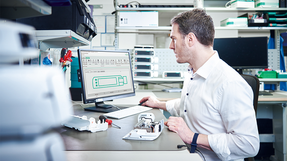 B. Brauns anvender computerbaseret diagnostik til at vurdere ydeevnen af medicinsk udstyr og identificere eventuelle problemer. 