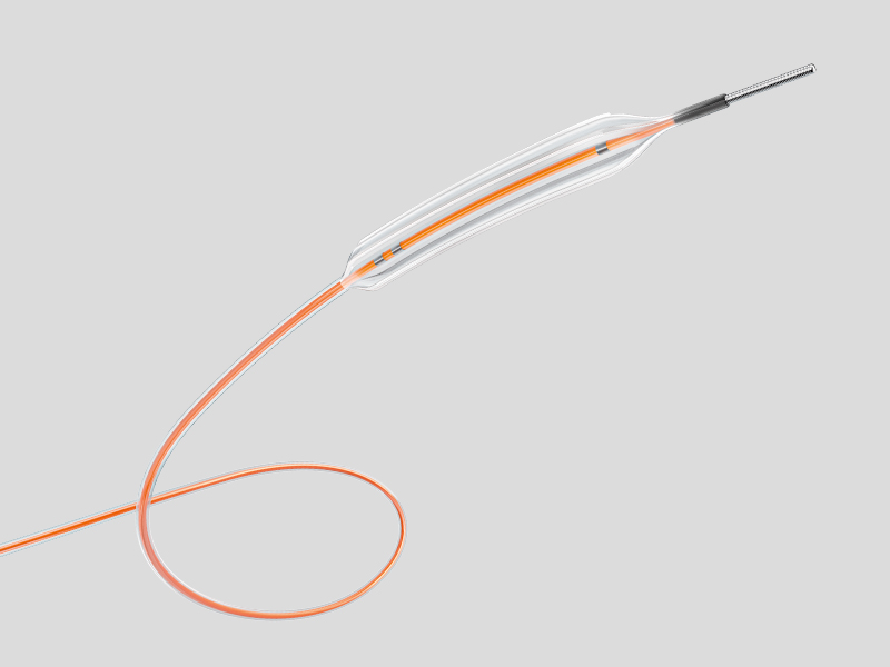 Et medicinsk udstyr mærket Aperta NSA PTA, vist som et langt, tyndt kateter med en orange fleksibel guidewire-loop i den ene ende og en smal metallisk spids i den anden, vist på en neutral grå baggrund.