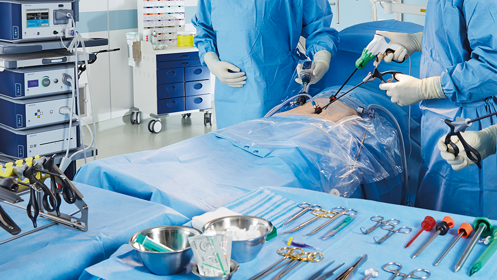 Minimal invasiv kirurgi på operationsstuen med forskelligt udstyr og instrumenter