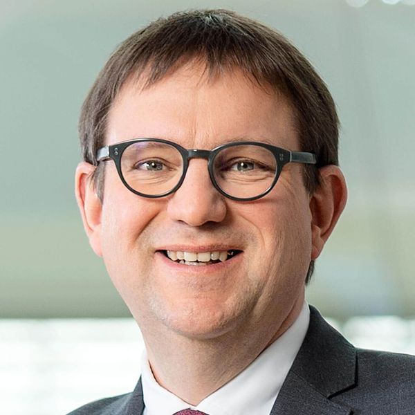 Nærbillede af smilende Priv-Doz. Dr. Stefan Ruppert, bestyrelsesmedlem, Chief Human Resources Officer og Director Labor Relations. 