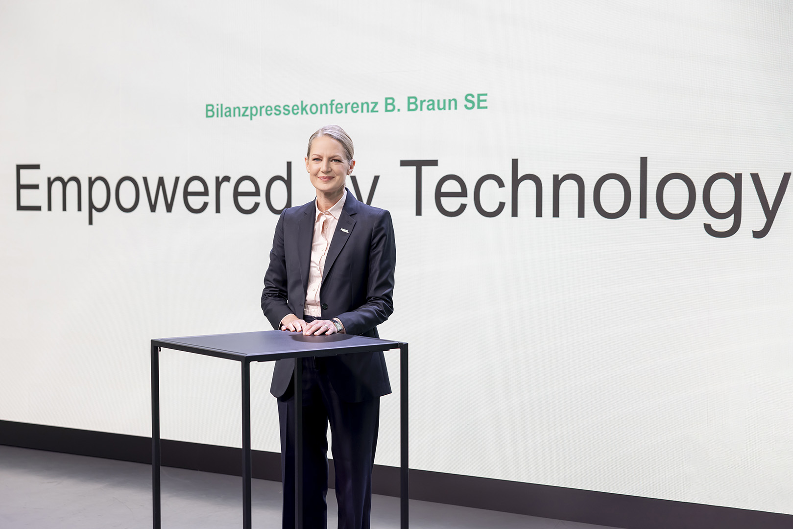 Anna Maria Braun præsenterer årsrapportkonference med titlen empowered by technology